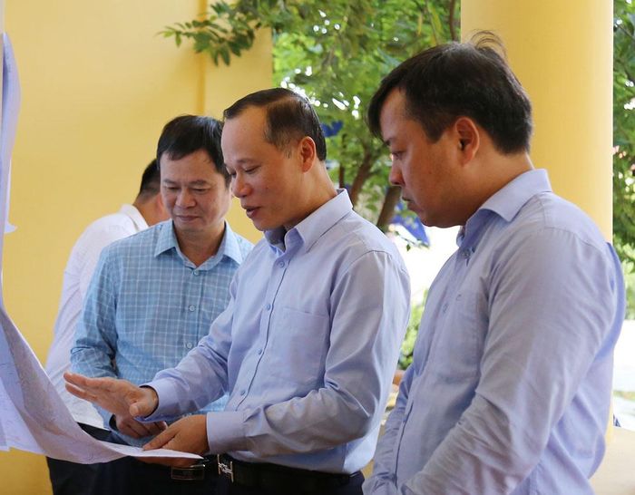  Đồng chí Mai Sơn kiểm tra công tác niêm yết thông tin tại Nhà văn hóa tổ dân phố Liễu Khê, phường Song Liễu. 