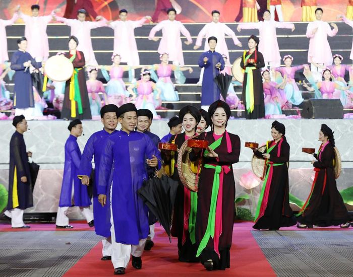  Các nghệ sĩ trình diễn dân ca quan họ tại Festival Bắc Ninh năm 2026. 