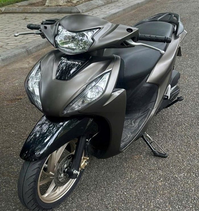 Chiếc xe mô tô tang vật.
