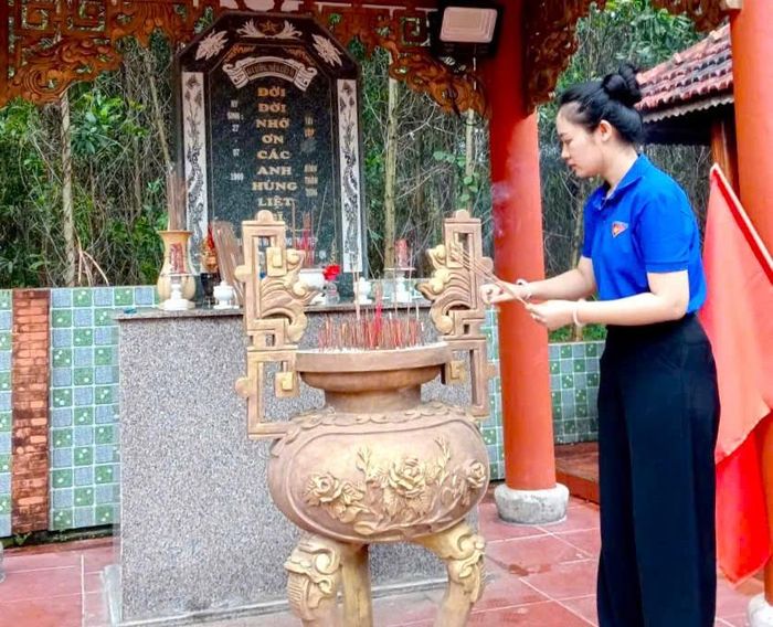 Chị Trần Thị Kỳ Yên tham gia các hoạt động đền ơn đáp nghĩa sau khi được tăng cường thực hiện nhiệm vụ tại Đoàn xã Quế Phước. Ảnh: ĐVCC