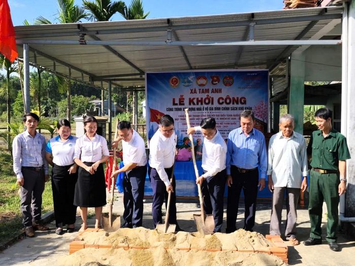 Đại diện lãnh đạo Ủy ban MTTQ Việt Nam và các hội đoàn thể xã Tam Anh phối hợp nhà tài trợ khởi công xây nhà mới cho đối tượng khó khăn. Ảnh: ĐVCC