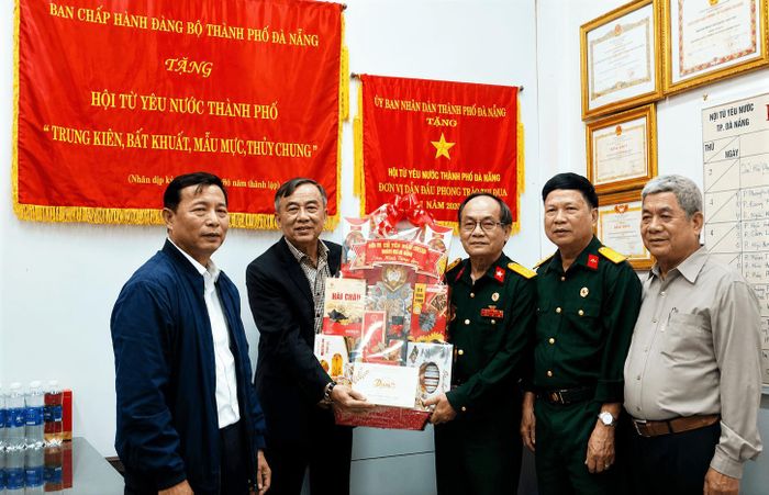 Thường trực HĐND thành phố thăm, tặng quà Hội Tù yêu nước thành phố dịp Tết Nguyên Đán 2026. Ảnh: PV