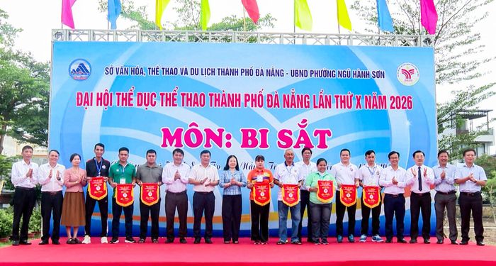 Ban tổ chức trao cờ lưu niệm cho các đội tham dự giải. Ảnh: BẢO LÂM