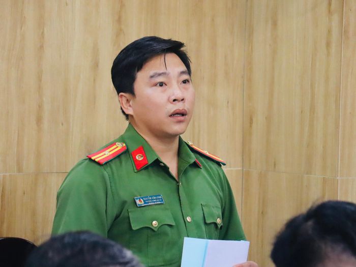 Lãnh đạo Công an xã Duy Nghĩa phát biểu tại buổi làm việc. Ảnh: QUỐC TUẤN