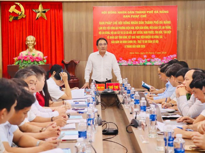 Trưởng ban Pháp chế HĐND thành phố Lương Công Tuấn chủ trì buổi làm việc. Ảnh: QUỐC TUẤN
