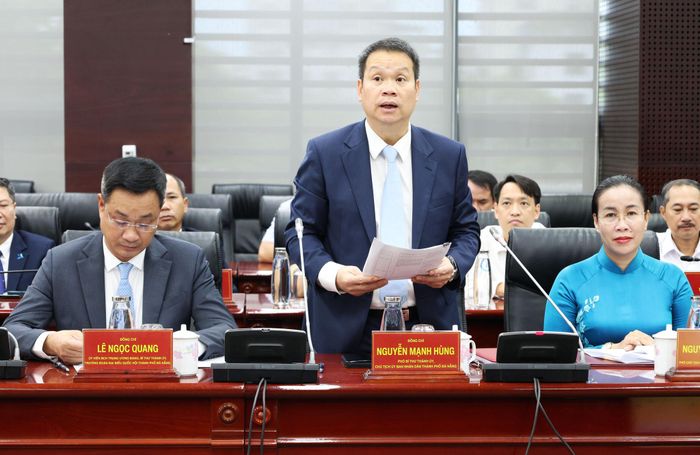 Chủ tịch UBND thành phố Nguyễn Mạnh Hùng phát biểu tại lễ ký kết. Ảnh: NGỌC HÀ