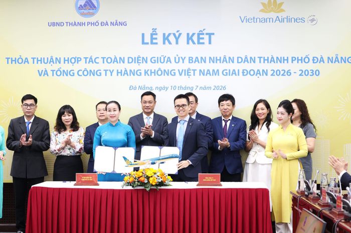 UBND thành phố Đà Nẵng ký kết biên bản thỏa thuận hợp tác toàn diện với Tổng Công ty Hàng không Việt Nam giai đoạn 2026 - 2030. Ảnh: NGỌC HÀ