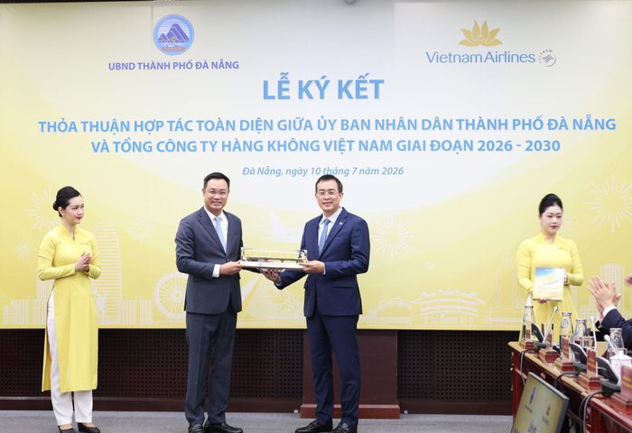 Bí thư Thành ủy Lê Ngọc Quang (thứ 2, từ trái sang) tặng quà lưu niệm cho đại diện Tổng Công ty Hàng không Việt Nam. Ảnh: NGỌC HÀ