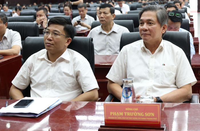 Lãnh đạo Đảng ủy UBND thành phố và các cán bộ chủ chốt tại các tổ chức cơ sở đảng trực thuộc dự hội nghị. Ảnh: NGỌC HÀ