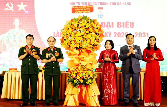Lãnh đạo thành phố tặng hoa chúc mừng đại hội. Ảnh: TRỌNG HUY