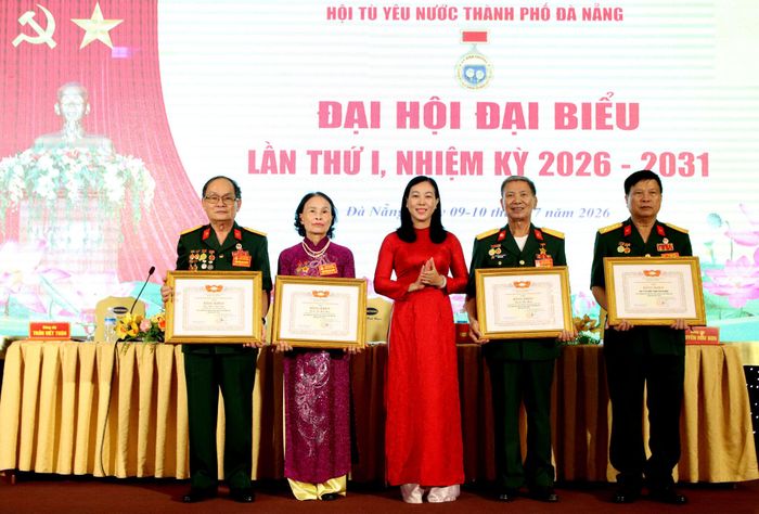 Lãnh đạo Ủy ban MTTQ Việt Nam thành phố trao bằng khen cho các tập thể, cá nhân tại đại hội. Ảnh: TRỌNG HUY