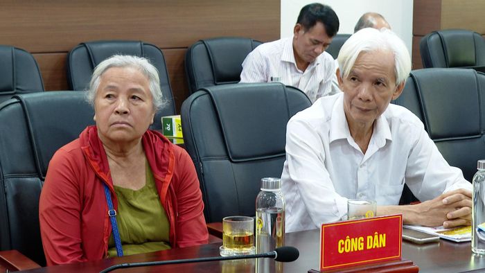 Bà Phạm Thị Huệ và ông Huỳnh Minh tham gia buổi tiếp. Ảnh: VĂN HÙNG - ĐÌNH HIỀN