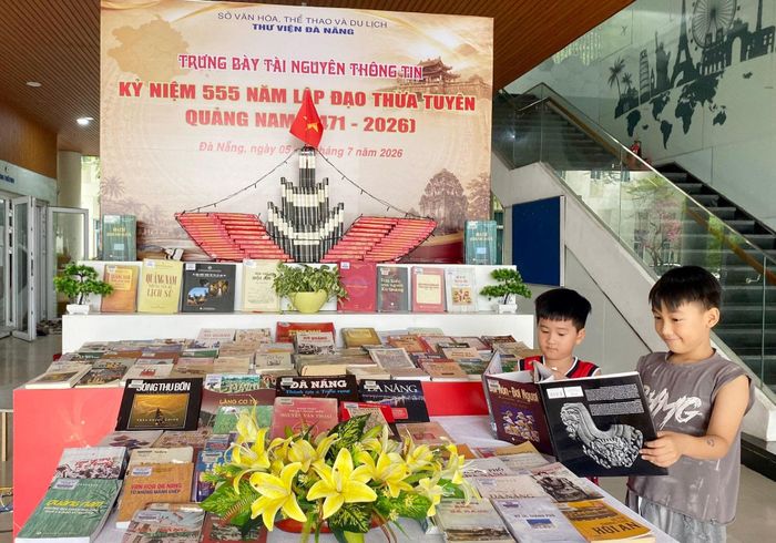 Trưng bày sách, báo, tư liệu, hình ảnh phản ánh tiến trình hình thành và phát triển của vùng đất Quảng Nam - Đà Nẵng trong 555 năm. Ảnh: KHÁNH LINH