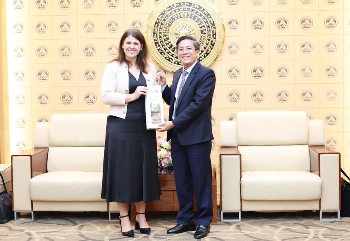 Phó Chủ tịch UBND thành phố Trần Nam Hưng (phải) tặng quà lưu niệm cho Tổng Lãnh sự Alexandra Smith. Ảnh: NGỌC HÀ
