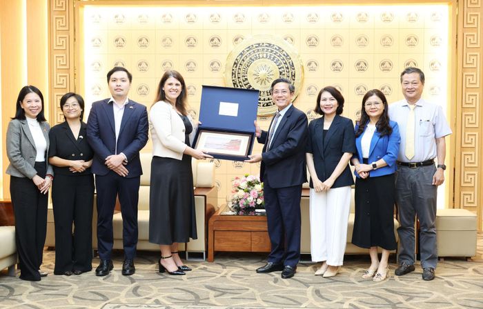 Đoàn công tác tặng quà và chụp ảnh lưu niệm với lãnh đạo thành phố Đà Nẵng. Ảnh: NGỌC HÀ