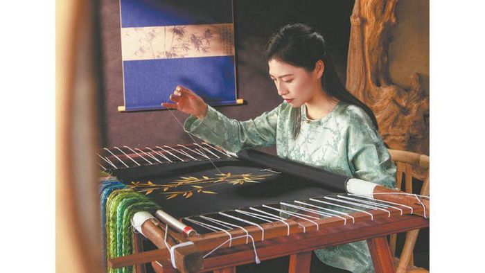Nghệ nhân đang hoàn thành tác phẩm thêu thủ công truyền thống Tô Châu. Ảnh: Tân hoa xã