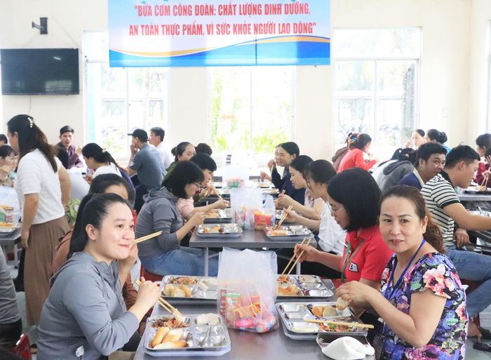 Công đoàn cơ sở Công ty CP Thủy sản và Thương mại Thuận Phước (đóng tại phường Sơn Trà) tổ chức “Bữa cơm Công đoàn” cho đoàn viên, người lao động của công ty. Ảnh: ĐẮC MẠNH