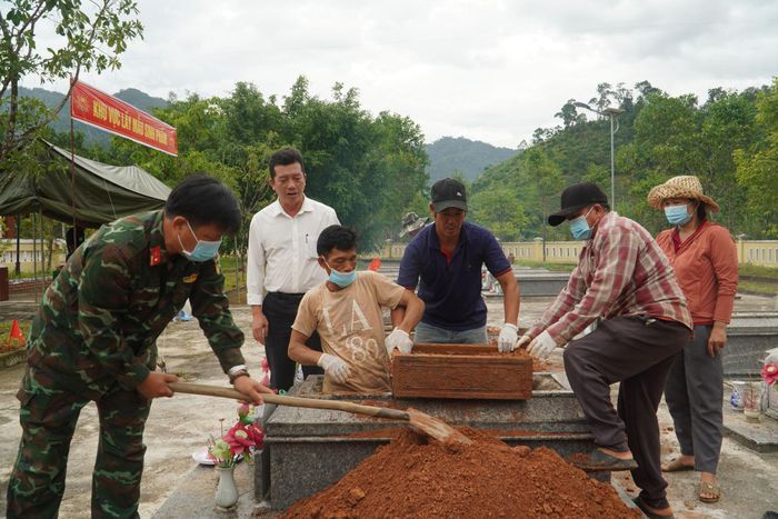 Nam Trà My lấy sinh phẩm đối với 9 hài cốt liệt sĩ vô danh. Ảnh: TRUNG LÊ