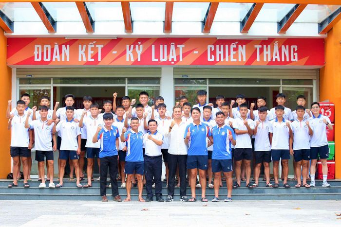 U17 SHB Đà Nẵng thể hiện quyết tâm chinh phục vòng chung kết Giải bóng đá vô địch U17 quốc gia năm 2026. Ảnh: THÀNH DANH
