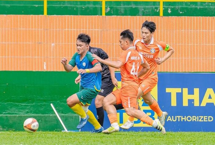 U21 SHB Đà Nẵng (áo cam) nỗ lực thi đấu tại vòng loại, giành vé dự vòng chung kết Giải bóng đá vô địch U21 quốc gia 2026. Ảnh: HẠNH PHÚC