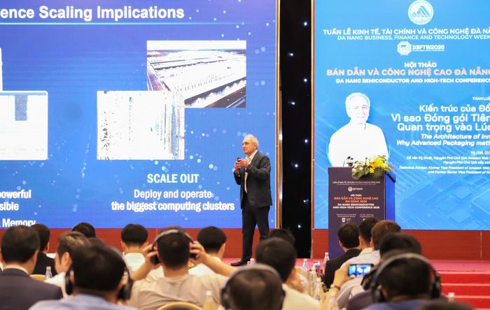 Ông Babak Sabi, Cố vấn Kỹ thuật, nguyên Phó Chủ tịch Amazon chia sẻ tại hội thảo. Ảnh: NGỌC PHÚ
