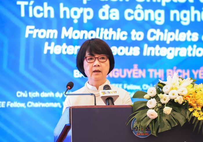 Bà Nguyễn Thị Bích Yến, Viện sĩ Viện Kỹ sư Điện và Điện tử (Hoa Kỳ) chia sẻ tại hội thảo. Ảnh: NGỌC PHÚ