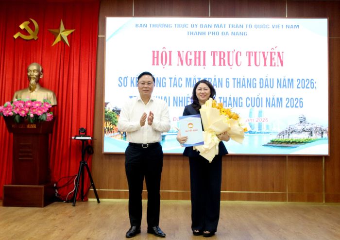 Chủ tịch Ủy ban MTTQ Việt Nam thành phố Lê Trí Thanh chúc mừng bà Nguyễn Thị Thu Lan giữ chức Phó Chủ tịch Thường trực Ủy ban MTTQ Việt Nam thành phố. Ảnh: TRỌNG HUY