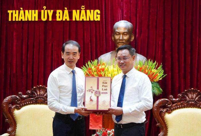 Bí thư Thành ủy Lê Ngọc Quang tặng quà cho Đại sứ Hà Vĩ. Ảnh: VINH ANH