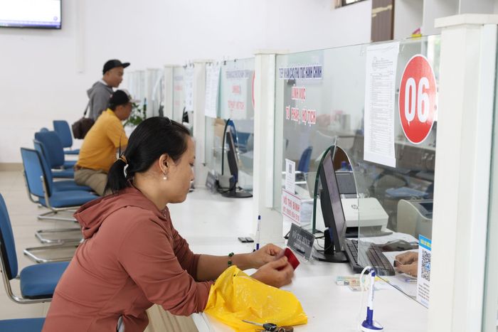 Người dân làm thủ tục tại Trung tâm Phục vụ hành chính công xã Hòa Vang. Ảnh: NGỌC HÀ