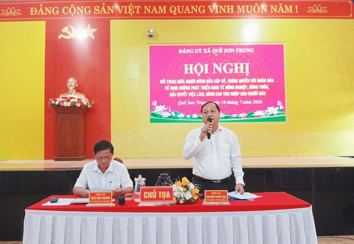 Ông Nguyễn Phước Sơn, Bí thư Đảng ủy, Chủ tịch HĐND xã Quế Sơn Trung tiếp thu, giải trình kiến nghị của người dân. Ảnh: DUY THÁI