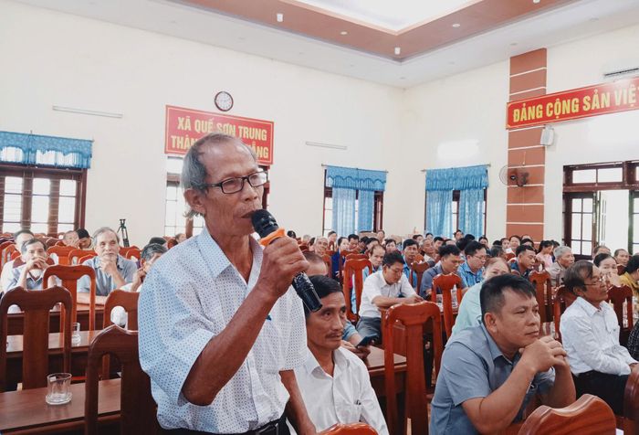 Người dân xã Quế Sơn Trung tham gia đóng góp ý kiến tại hội nghị. Ảnh: DUY THÁI