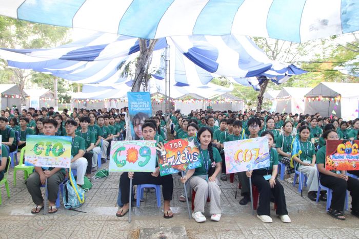 300 em học sinh trong chương trình học bổng của Pacific Links Foundation đến từ 8 tỉnh thuộc khu vực miền Trung và đồng bằng sông Cửu Long tham gia hội trại. Ảnh: TRỌNG HUY