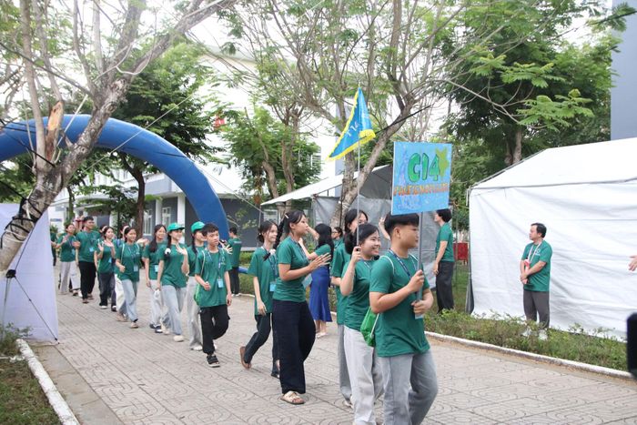 Các khối trại diễu hành vào hội trại. Ảnh: TRỌNG HUY