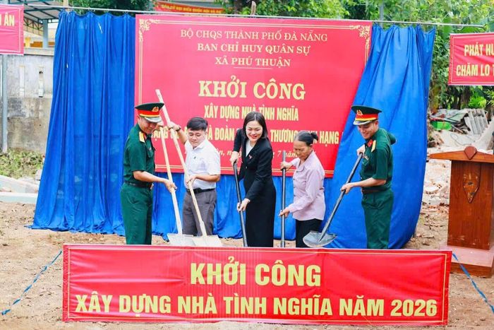 UBND xã Phú Thuận phối hợp Ban Chỉ huy Quân sự xã tổ chức lễ khởi công xây dựng nhà tình nghĩa cho hộ bà Đoàn Thị Mai. Ảnh: ĐVCC