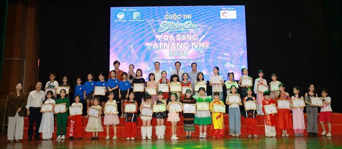 Trao giải cho các tiết mục xuất sắc tại cuộc thi. Ảnh: THU HƯƠNG