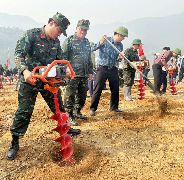 Chỉ huy trưởng Bộ CHQS tỉnh Trịnh Đức Thiêm cùng lãnh đạo UBND tỉnh và các lực lượng phát động trồng cây mắc ca, cây cà phê tại xã Mường Ảng. Ảnh: Đức Hạnh