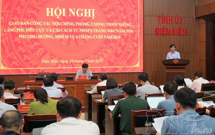 Đồng chí Chu Xuân Trường, Ủy viên Ban Thường vụ Tỉnh ủy, Trưởng ban Nội chính Tỉnh ủy trình bày báo cáo tại hội nghị.