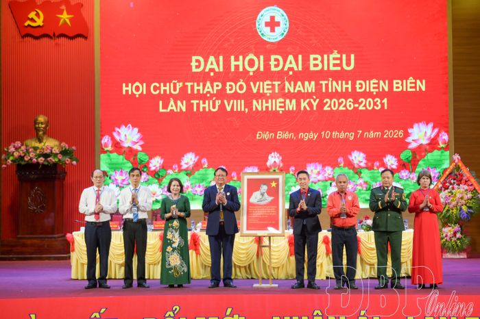 Đồng chí Nguyễn Hải Anh, Phó Chủ tịch, Tổng Thư ký Trung ương Hội Chữ Thập đỏ Việt Nam tặng quà chúc mừng Đại hội.