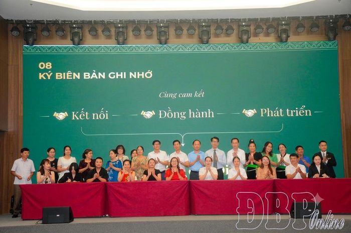 Đại diện Sở Văn hóa, Thể thao và Du lịch cùng các CLB, bản du lịch cộng đồng, doanh nghiệp kinh doanh du lịch và đại diện phố đi bộ, chợ đêm trên địa bàn ký Biên bản ghi nhớ.