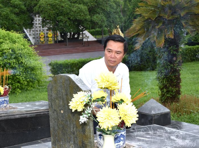 Phó Chủ tịch UBND tỉnh Bắc Ninh Lê Xuân Lợi thắp hương trên các phần mộ tại Nghĩa trang liệt sĩ quốc gia A1.