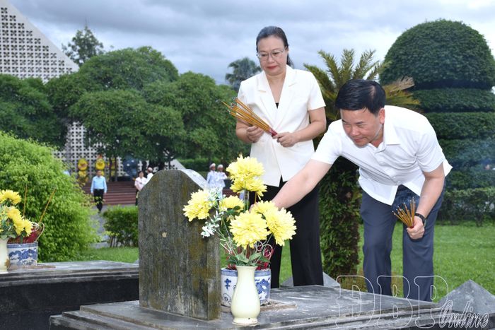 Đại biểu thắp hương tri ân anh hùng liệt sĩ tại Nghĩa trang liệt sĩ quốc gia A1.