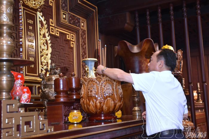 Phó Chủ tịch UBND tỉnh Nguyễn Minh Phú dâng hương tại Đền thờ liệt sĩ Chiến trường Điện Biên Phủ.