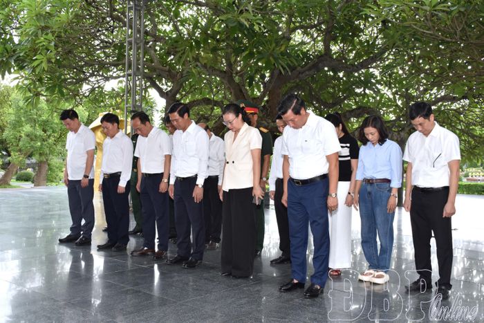 Đại biểu mặc niệm, tri ân tưởng nhớ các anh hùng liệt sĩ tại Nghĩa trang liệt sĩ quốc gia A1.