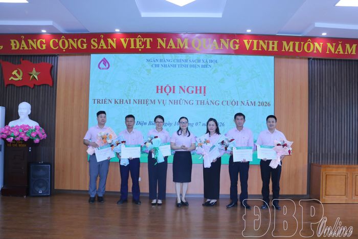 Đại diện lãnh đạo Chi nhánh Ngân hàng Chính sách xã hội tỉnh tặng hoa cho các tập thể đạt thành tích xuất sắc trong đợt phát động thi đua hoàn thành các chỉ tiêu tăng trưởng dư nợ 6 tháng đầu năm 2026.