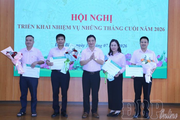 Đại diện lãnh đạo Chi nhánh Ngân hàng Chính sách xã hội tỉnh tặng hoa cho các tập thể có thành tích xuất sắc, trong đợt phát động thi đua hoàn thành xuất sắc nhiệm vụ quý II/2026.