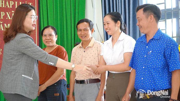 Phó Giám đốc Sở Tư pháp Lý Hậu Hồng Lê (bìa trái) trao đổi, động viên các báo cáo viên, tuyên truyền viên xã Phú Vinh.