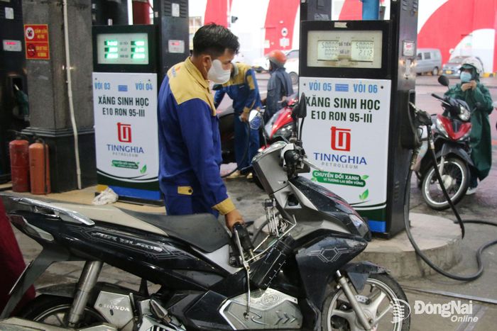 Giá xăng sinh học E10 RON 95-III tiếp tục giảm trong kỳ điều chỉnh giá bán lẻ chiều 9-7. Ảnh: Hải Quân