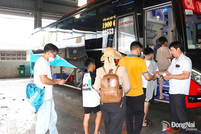 Nhân viên nhà xe kiểm tra vé hành khách trước khi xuất bến tại Bến xe Trường Hải, phường Bình Phước. Ảnh: Quang Minh