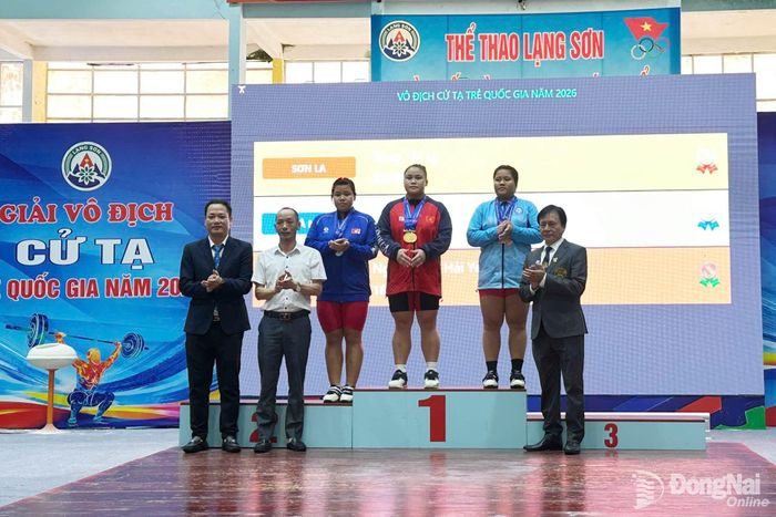 Vận động viên Nguyễn Thị Hải Yến (thứ 2 từ phải sang) nhận huy chương đồng hạng cân 86kg nữ tại Giải vô địch cử tạ trẻ quốc gia năm 2026. Ảnh: ĐVCC