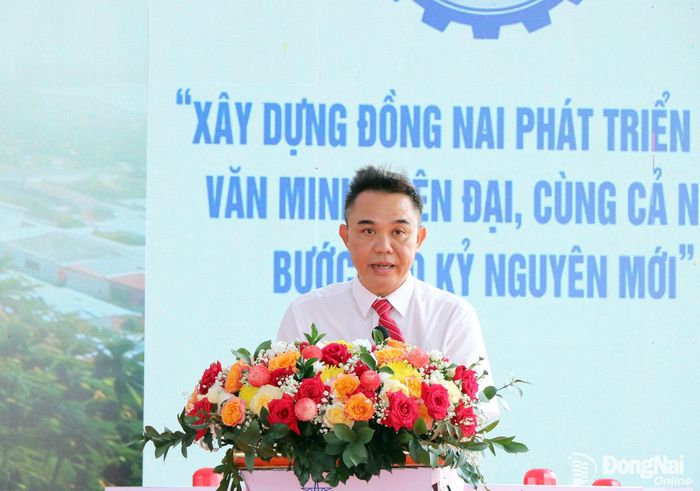 Ông Nguyễn Anh Tuấn, Phó Giám đốc Ban Quản lý dự án đầu tư xây dựng thành phố phát biểu thông tin về dự án. Ảnh: Vương Thế